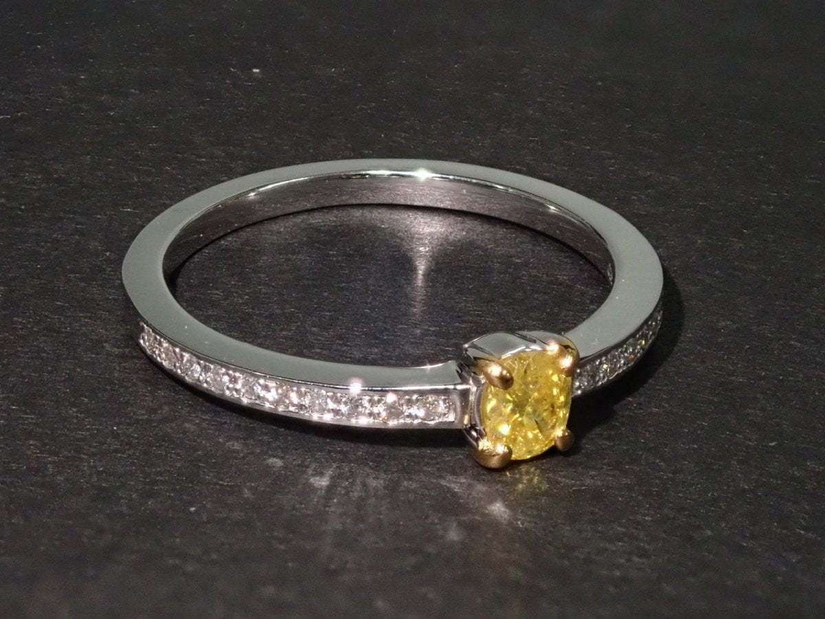 Pt950イエローダイヤモンド0.186ct リング（FANCY VIVID YELLOW,I-1） - カラッツSTORE