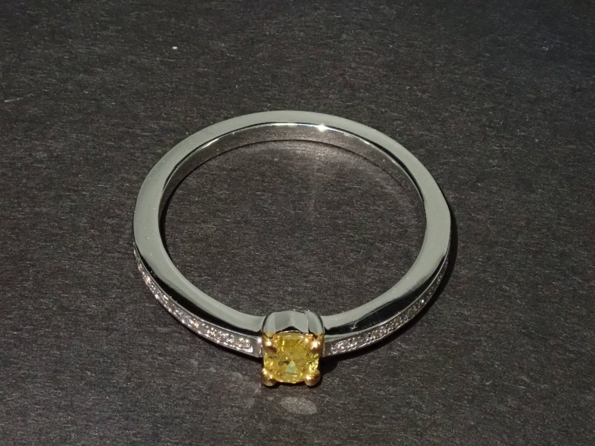 Pt950イエローダイヤモンド0.186ct リング（FANCY VIVID YELLOW,I-1） - カラッツSTORE