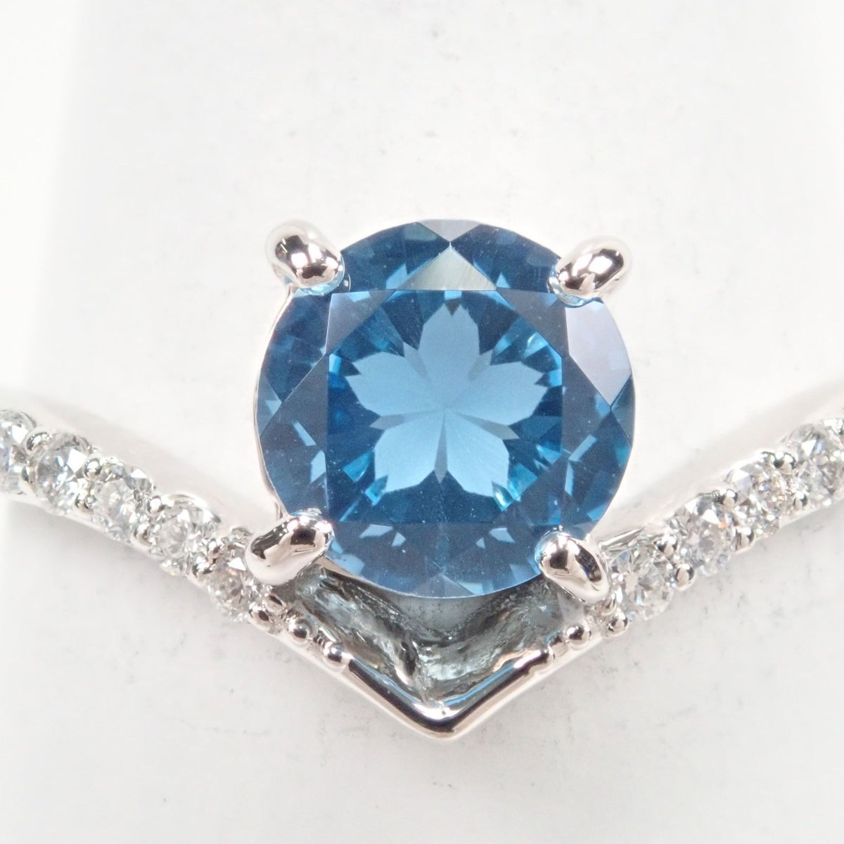 さくらインカット】Pt950スイスブルートパーズ0.82ct リング